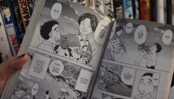 Un jeune en train de feuilleter un manga