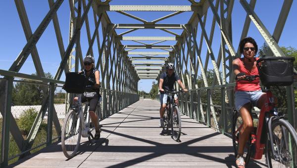 Cyclistes sur la passerelle piétons-cycles entre Sully-sur-Loire et Saint-Père-sur-Loire