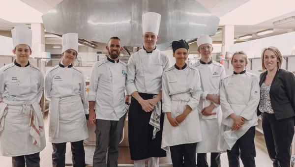 Les élèves de l’école Saint-Louis à Montargis se préparent pour le Menu signature Loiret  - groupe