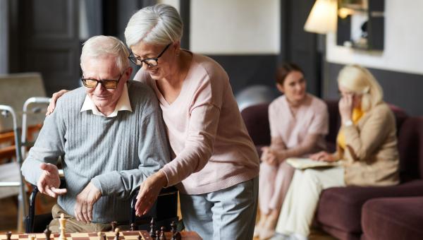 Personnes âgées jouant aux échecs dans un Ehpad