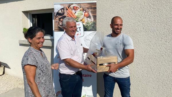 Felipe Amorim reçoit son prix des mains de Jean-Michel Fortin, président de la Chambre d'agriculture du Loiret, aux côtés de Pauline Martin, maire de Meung-sur-Loire et vice-présidente du Département