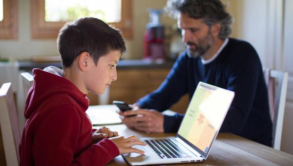 Moins d’écrans ? Un jeu d’enfant !? Père et fils devant leurs écrans