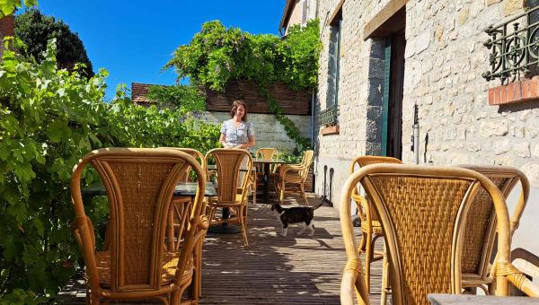 Aux bons vivres, à Yèvre-le-Châtel : un café associatif qui ne manque pas de piqué ! Terrasse arrière avec Anne-Claire et un chat