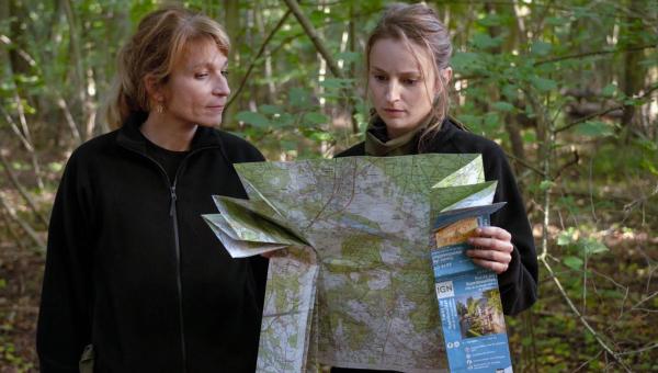 Détox à l’écran sur Netflix et Détox aux écrans dans le Loiret ! 2 actrices en train de lire une carte IGN