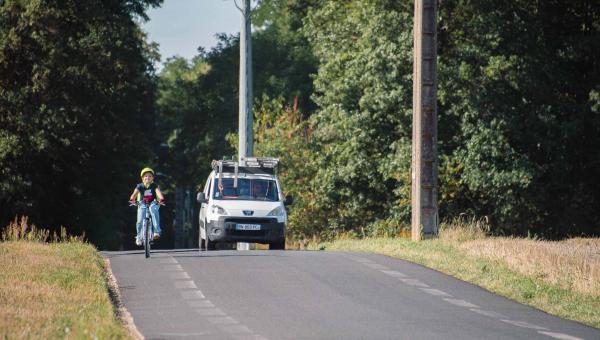 À vélo… la sécurité avant tout ! collégien à vélo sur une route de campagne