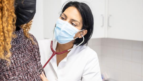 Latifa Miqyass, médecin généraliste à Bazoches-les-Gallerandes, en train d'examiner une patiente