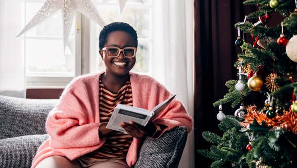 Loiret : sélection de CD et livres du cru à offrir à Noël - femme lisant près d'un sapin