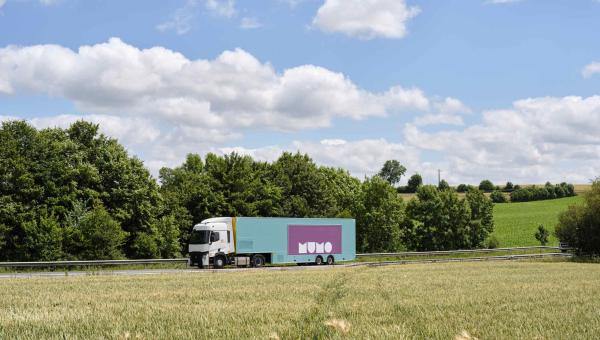 Dans le Loiret, les marmots sont invités au MuMo ! Camion en train de rouler