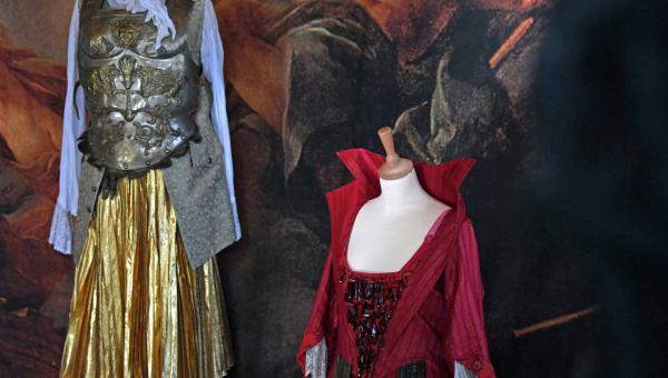 Costumes de scène : les créations du Cado s’exposent à l’HDD - 2 costumes devant la bâche