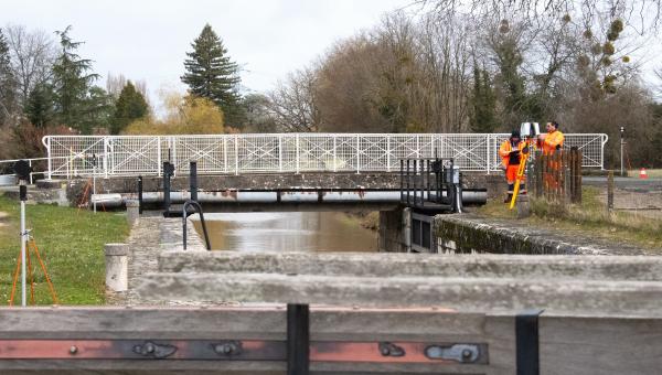 Canal d’Orléans : plongeon dans le grand bain pour des étudiants géomètres