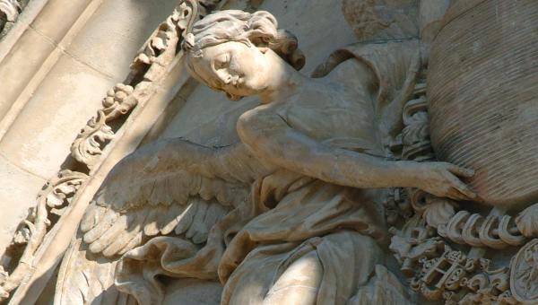 Le top 12 des lieux hors des sentiers battus du Loiret - statue de la cathédrale d'Orléans