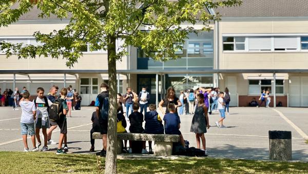 Collégiens dans la cour de leur établissement