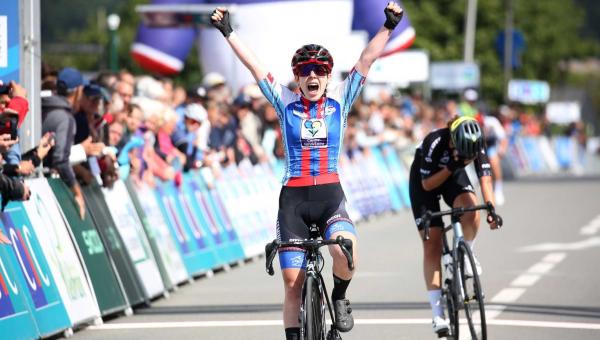 Léane Tabu, championne cycliste du Loiret, a tout d’une grande ! Arrivée première bras en l'air