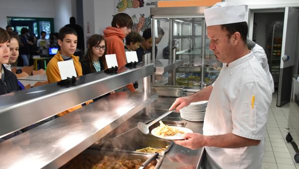 Déjeuner au restaurant scolaire du collège Jean-Dunois