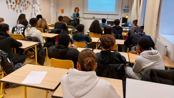 Intervention d'une professionnelle du social au collège Jeanne d'Arc à Orléans