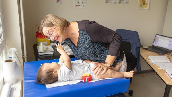 Médecin PMI : examen bébé