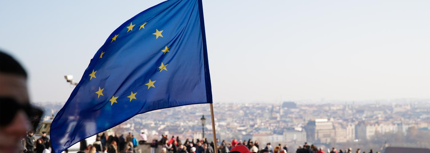 Drapeau européen flottant dans le ciel