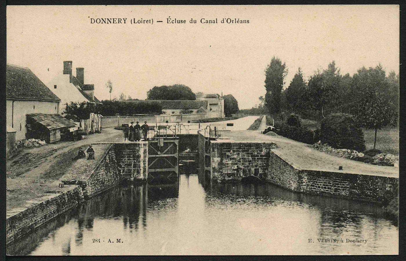 Carte postale ancienne avec la vue d'une écluse du canal d'Orléans à Donnery