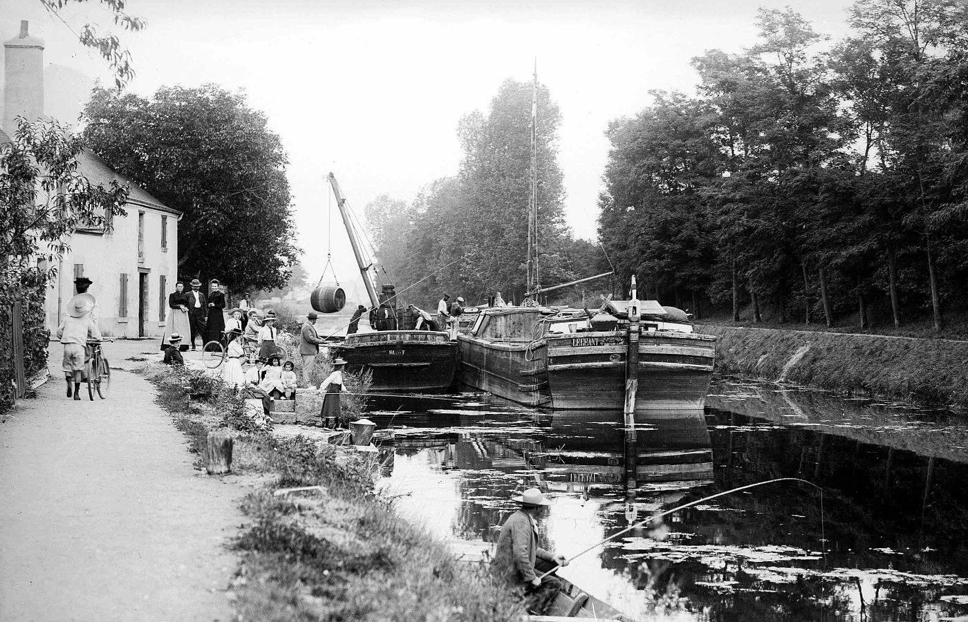 Photo d'archives du canal d'Orléans avec le chargements de péniches à Combleux