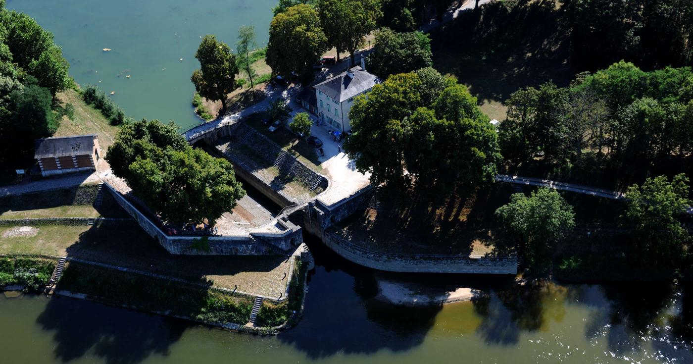 Vue aérienne de l'écluse de Mantelot à Châtillon-sur-Loire