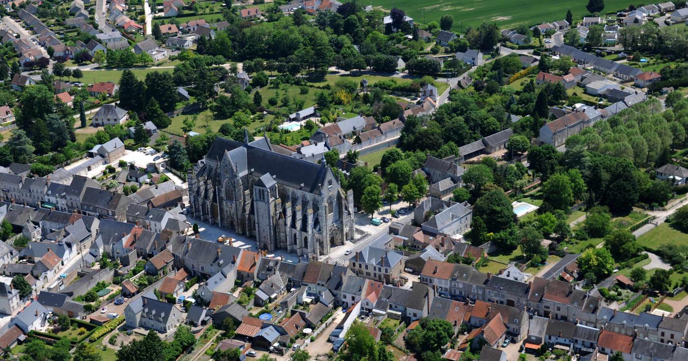 Vue aérienne de Cléry et de sa basilique