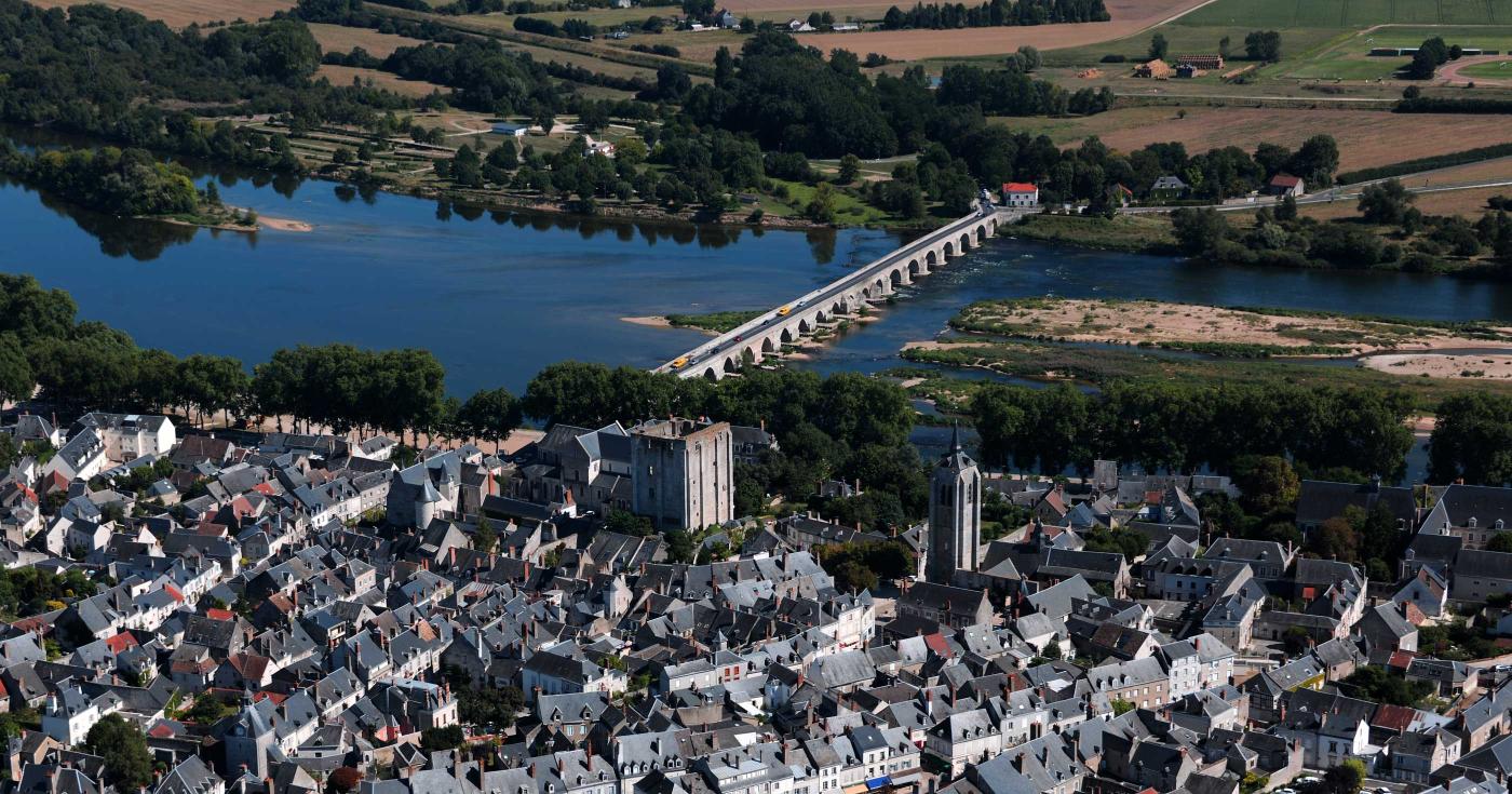 Vue aérienne de Beaugency avec son château et la tour César