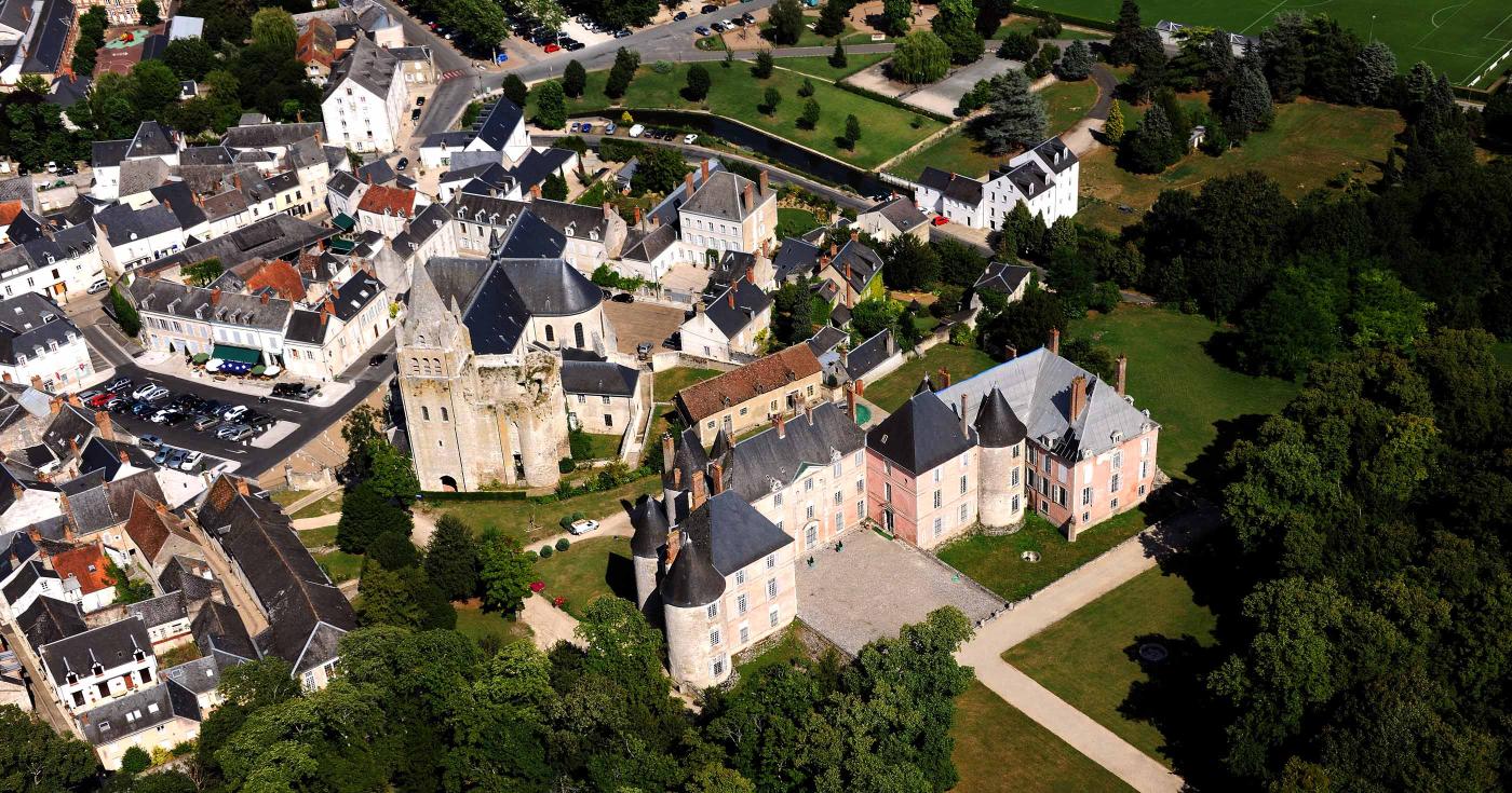 Vue aérienne de Meung-sur-Loire avec son château
