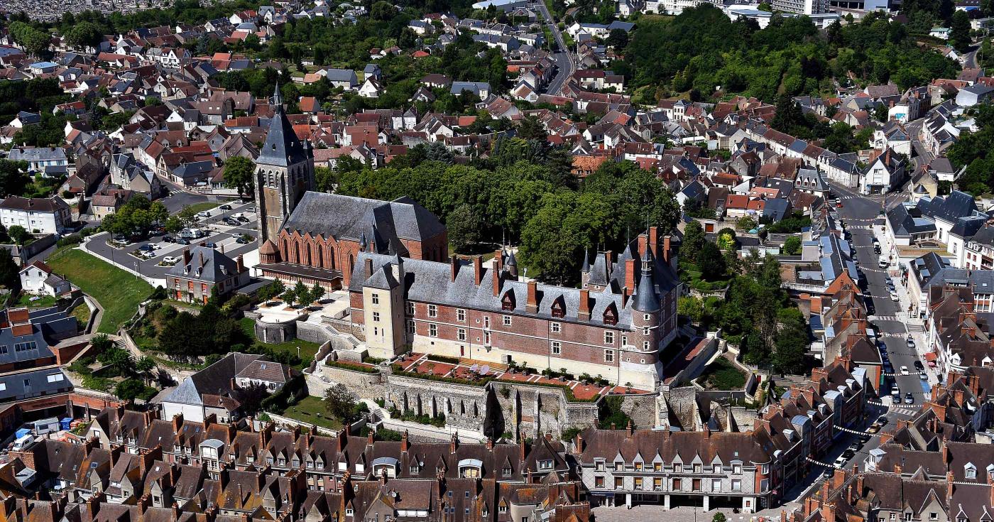 La ville de Gien surplombée par son château-musée