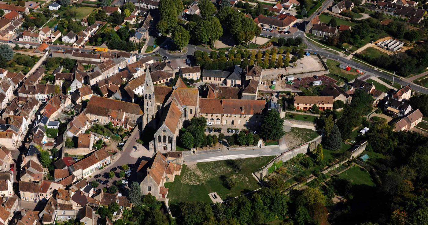 Ferrières-en-Gâtinais et son abbaye vues du ciel