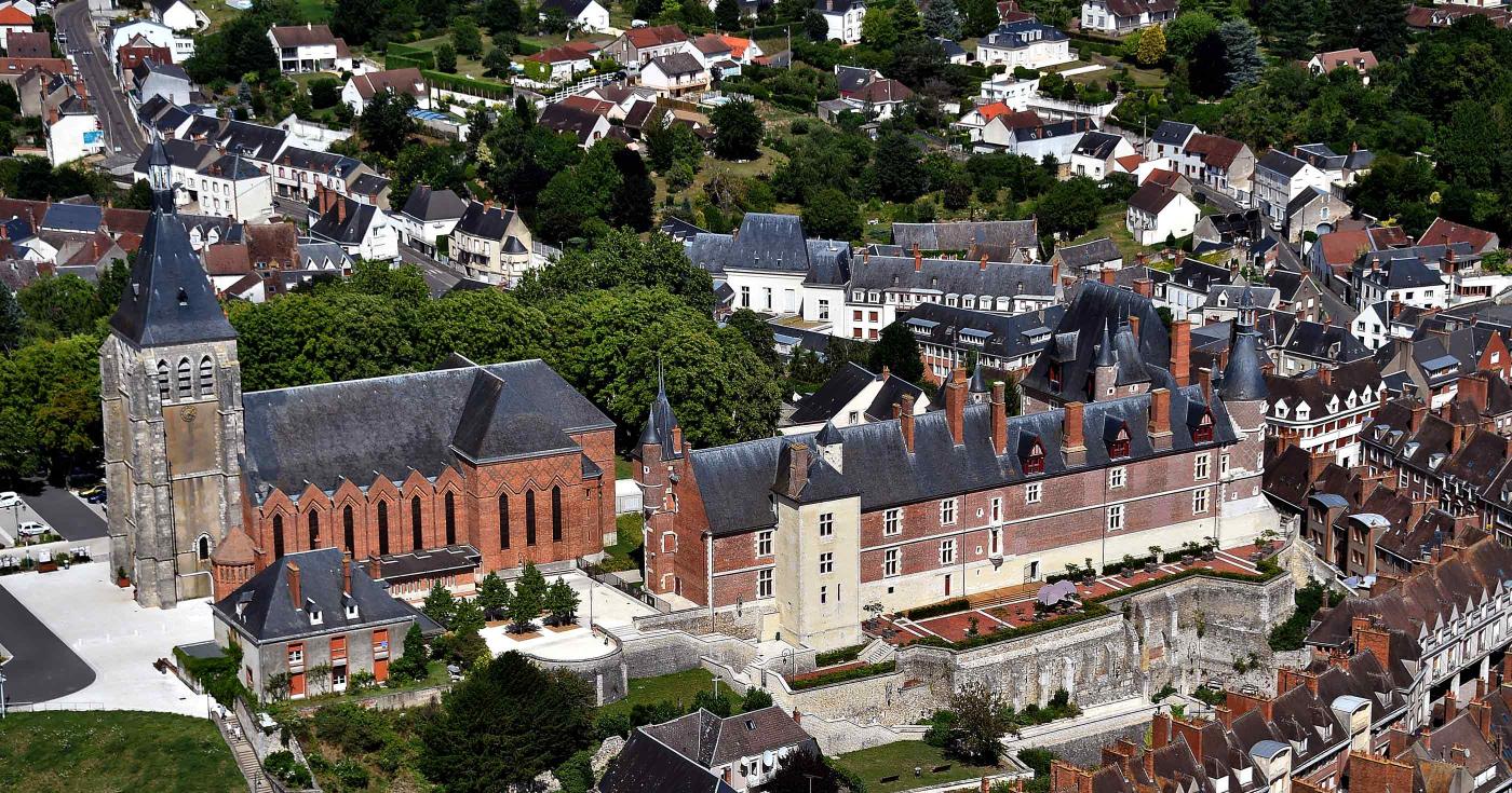 Vue aérienne du château musée de Gien