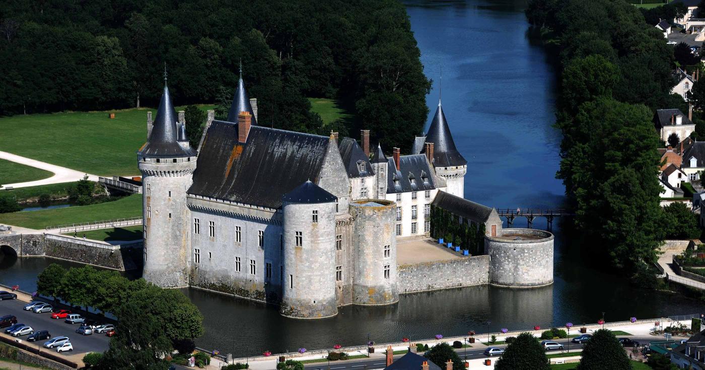 Vue aérienne du château de Sully