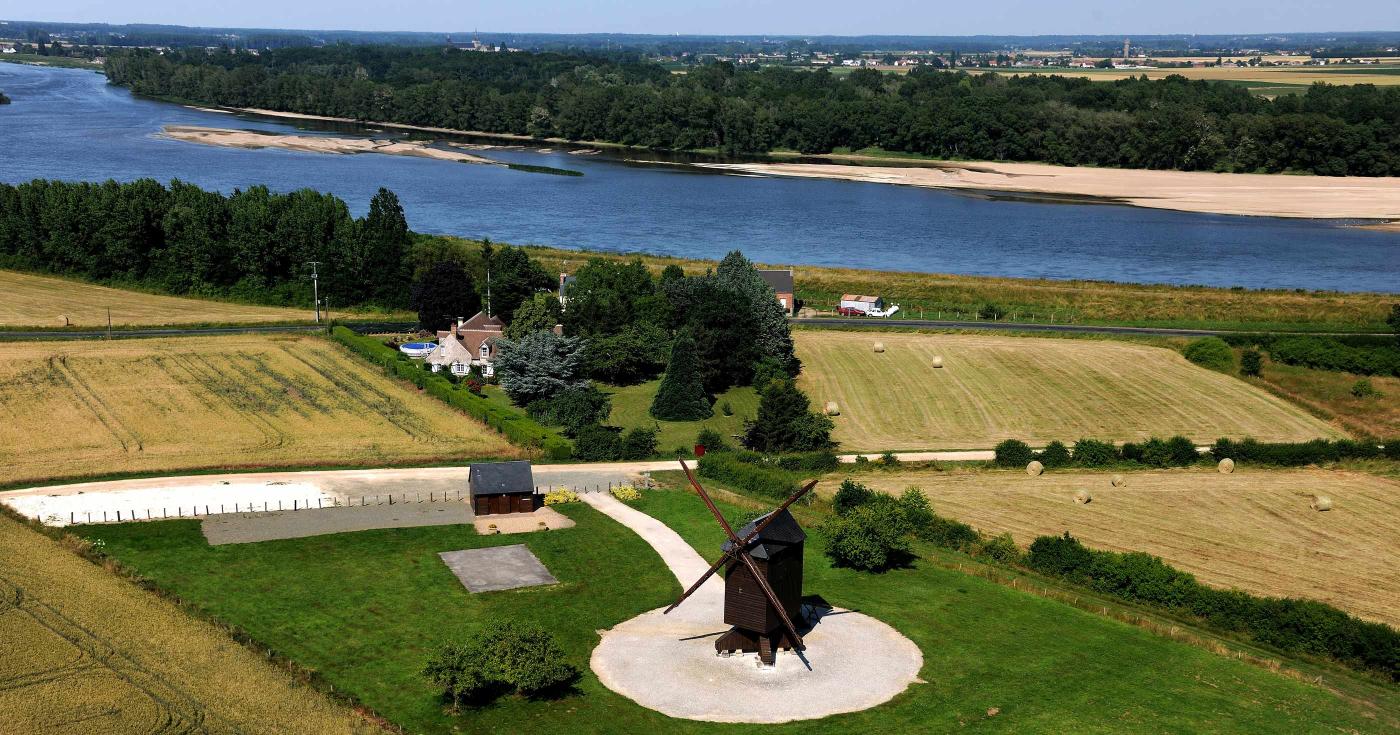 Vue aérienne du moulin de Guilly en bord de Loire