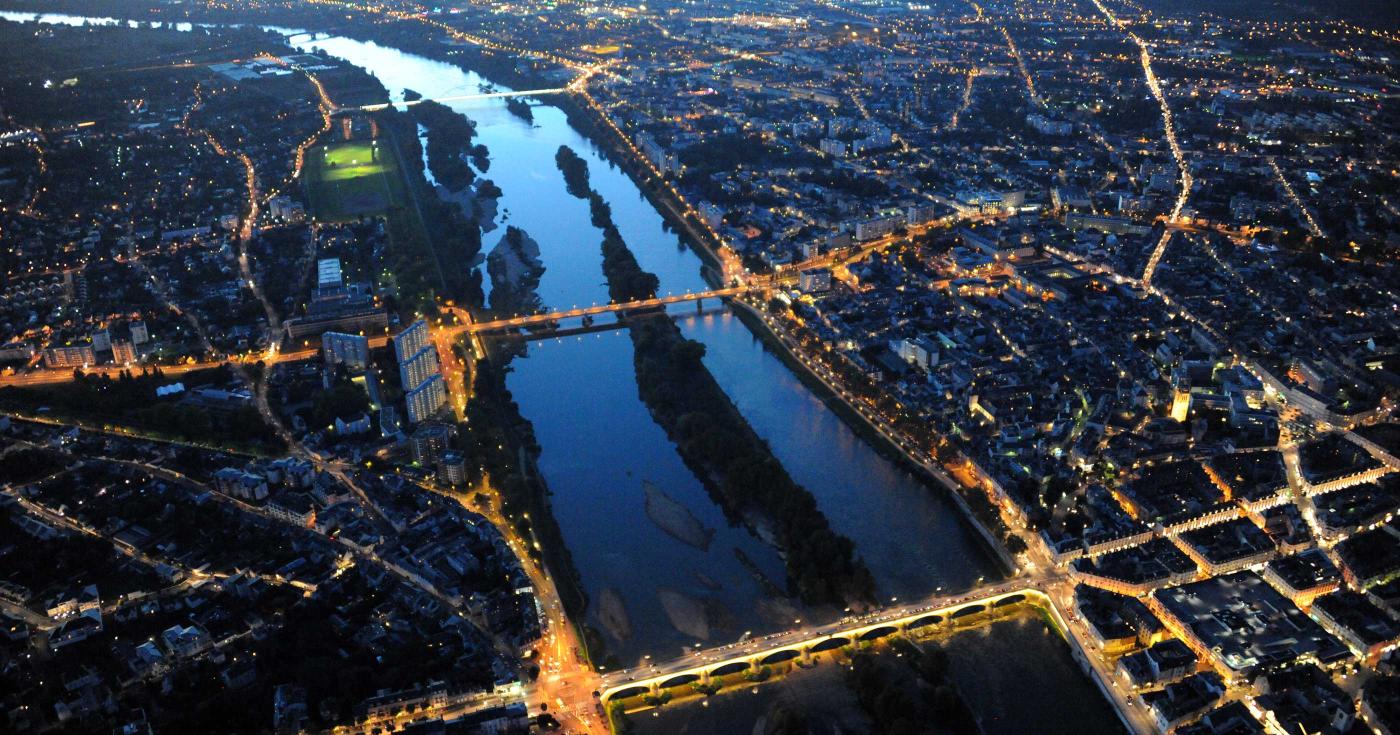 Vue aérienne d'Orléans la nuit