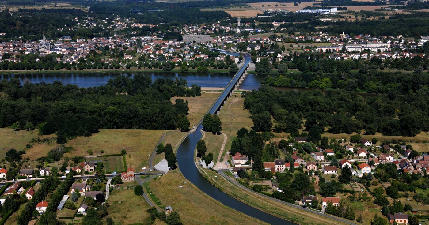 Vue aérienne du pont-canal de Briare construit pas Gustave Eiffel