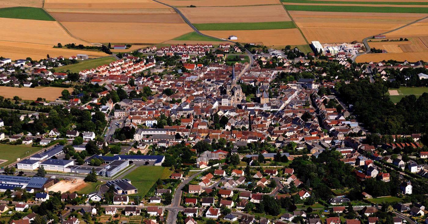 Vue aérienne de Puiseaux avec son clocher tors