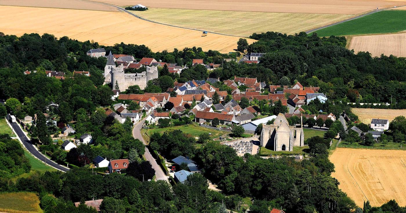 Vue aérienne de Yèvres-le-Châtel, village remarquable du Loiret