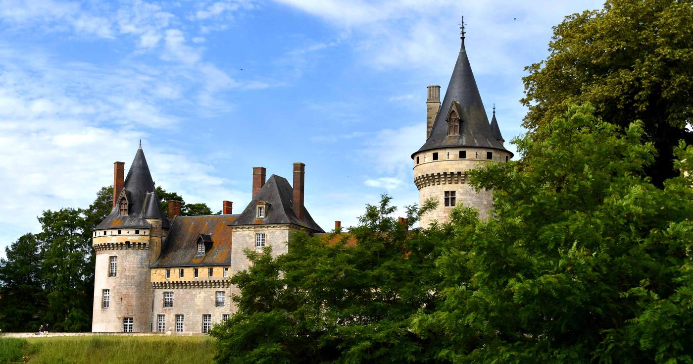 Vue du château de Sully depuis le parc