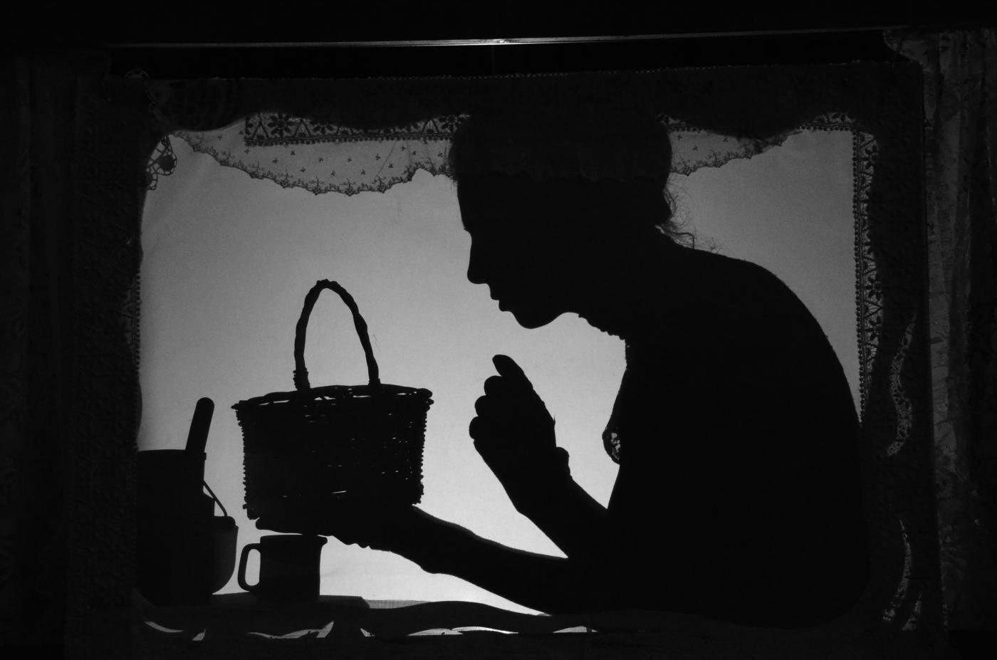 Photo en noir et blanc su spectacle le petit chaperon rouge par le Théâtre Cariolle