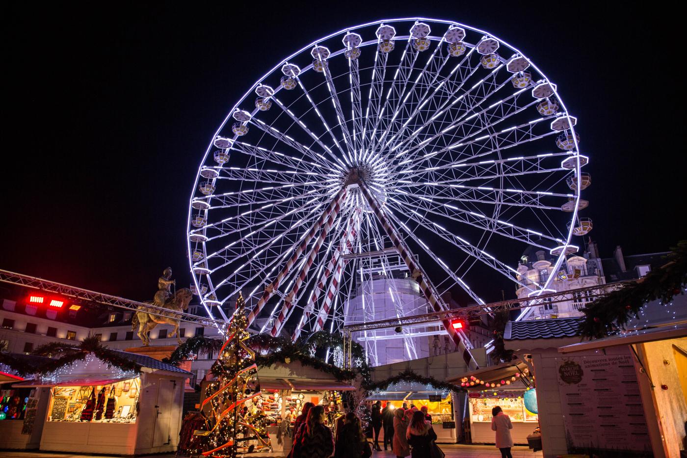 Marché de Noël à Orléans, grande roue et stands de nuit
