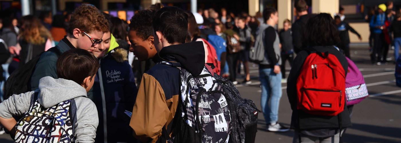 Image de jeunes collégiens dans la cour de leur collège