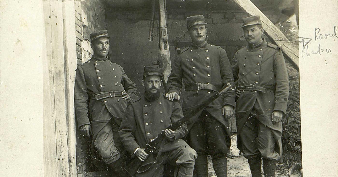 Image de soldats de la guerre de 14-18 posant pour un portrait de groupe