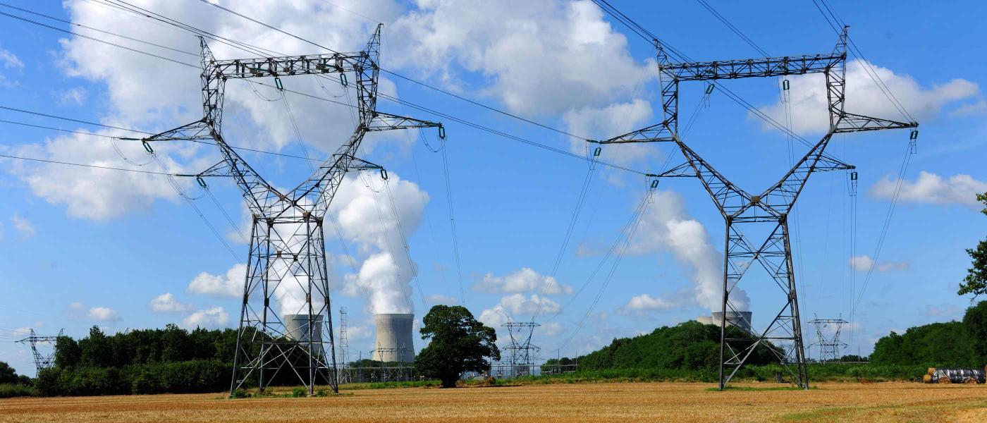 Vue de la centrale nucléaire de Dampierre avec des lignes électriques