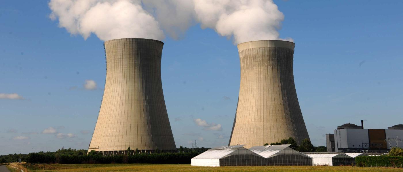 Photos des cheminées de la centrale nucléaire de Dampierre-en-Burly