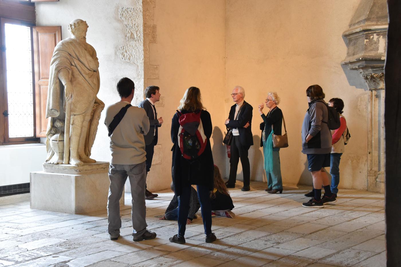 Photographie d'une visite guidée dans le château de Sully