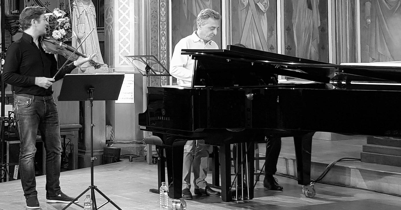 Festival de Sully 19 juin 2019 - Renaud Capuçon et Michel Dalberto - 1 - les deux musiciens jouent ensemble - photo prise de loin - église de Saint-Denis-en-Val