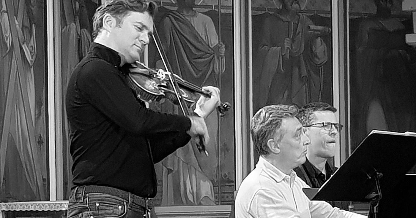 Festival de Sully 19 juin 2019 - Renaud Capuçon et Michel Dalberto - 2 - les deux musiciens jouent ensemble - photo serrée - église de Saint-Denis-en-Val