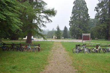 Photographie du carrefour de la Résistance avec des vélos à Lorris