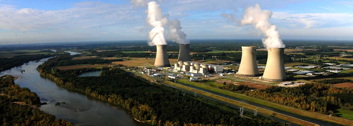 Vue aérienne sur la centrale nucléaire de Dampierre-en-Burly avec la Loire