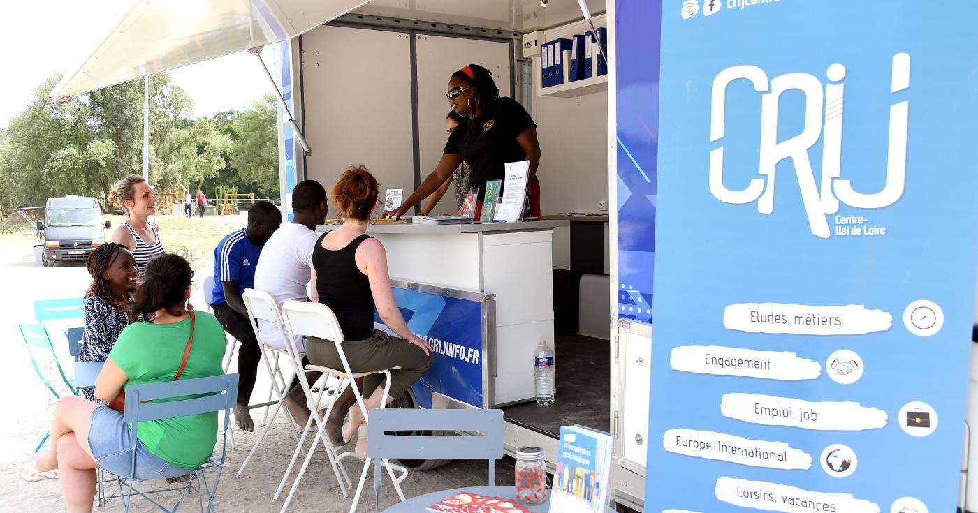 Jeunes se renseignant à l'Info truck à l'arrêt à l'Ile Charlemagne