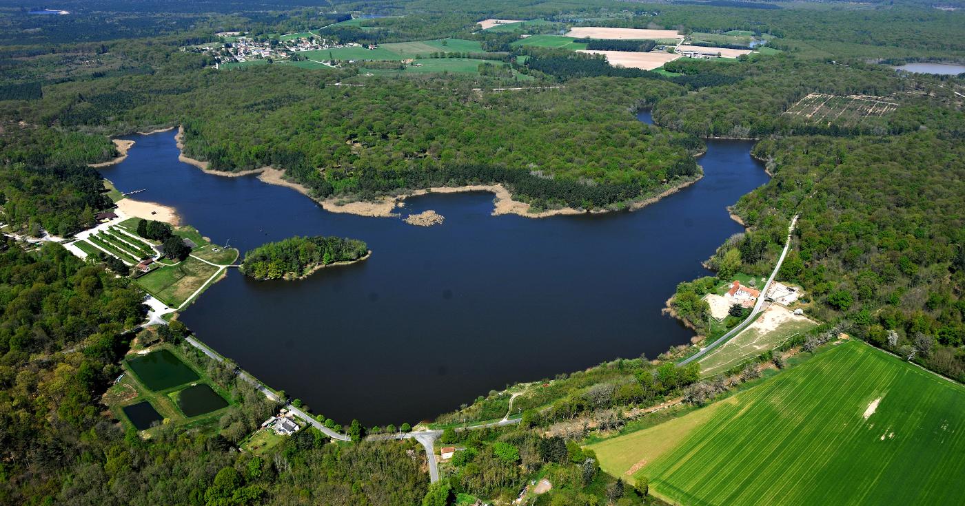 Vue aérienne de l'étang de la vallée, à Combreux